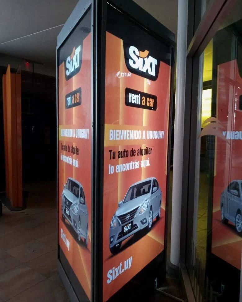 Cartel retroiluminado con diseño corporativo