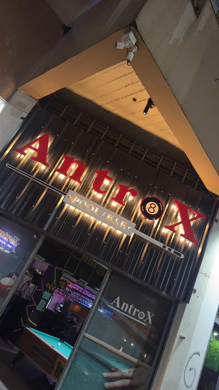 Letras corpóreas iluminadas para local comercial