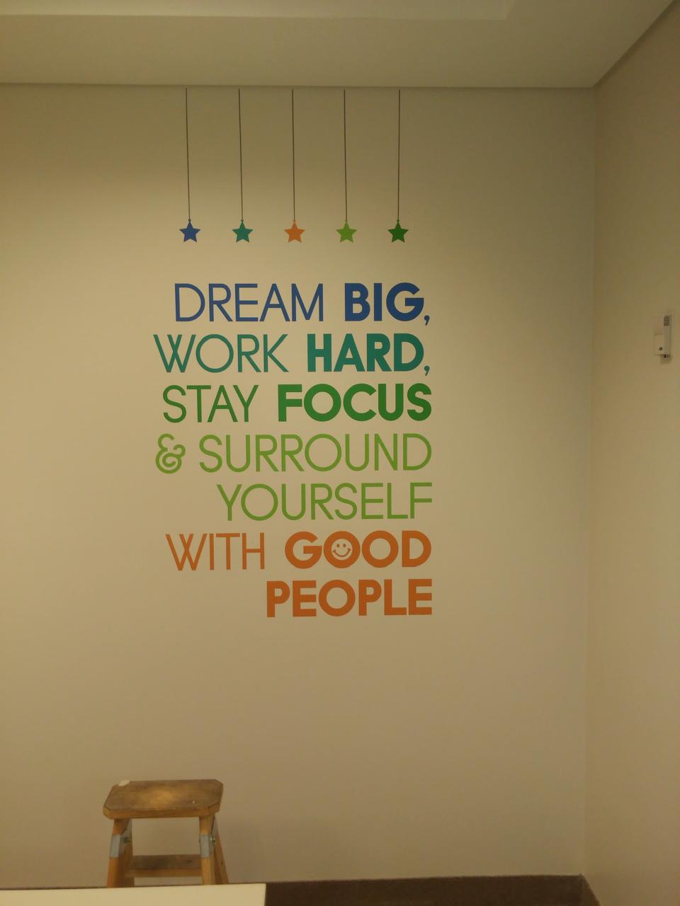 Detalle de acabado de vinilo en vehículo