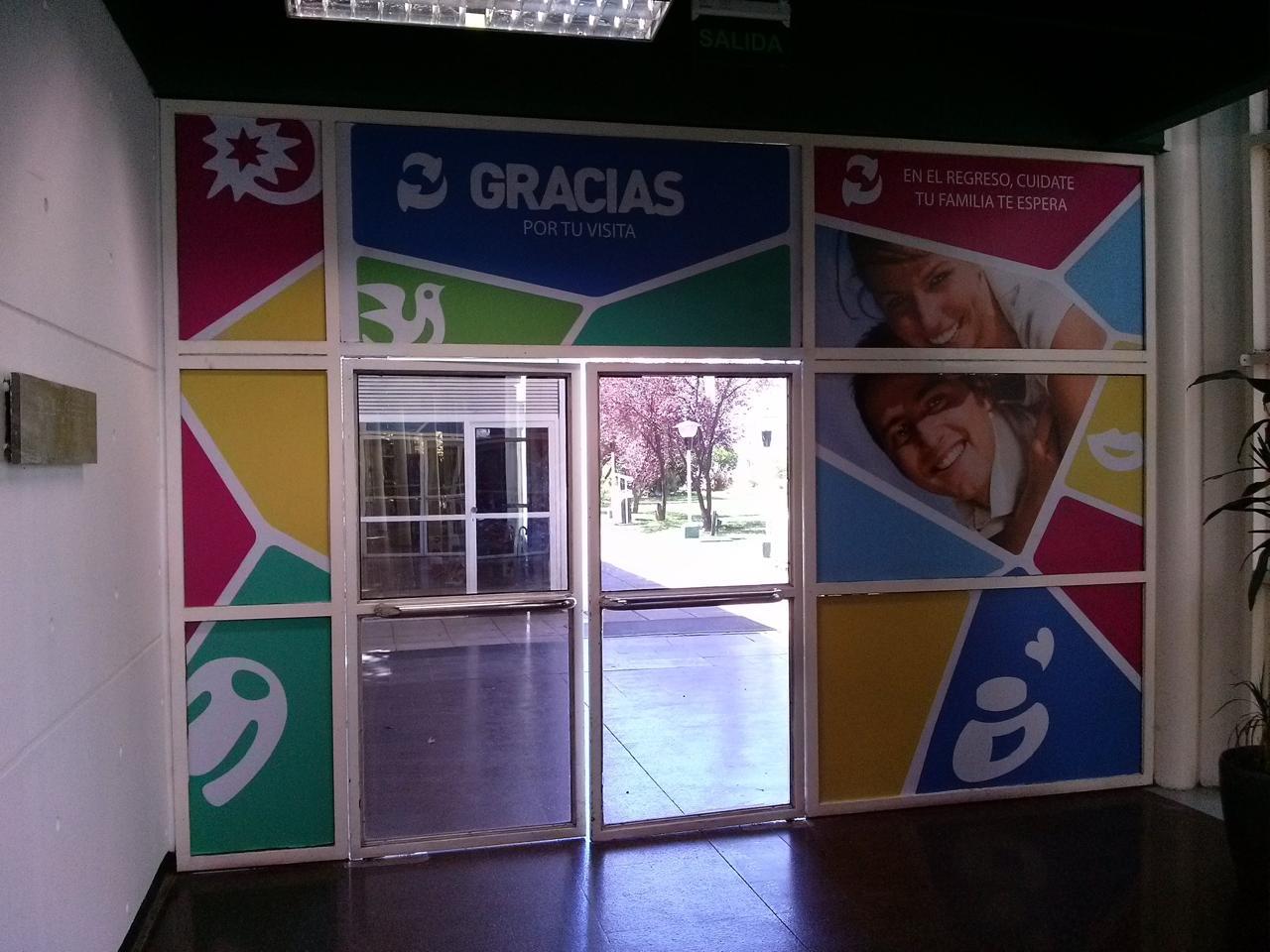 Ploteo decorativo en vidrieras y mamparas