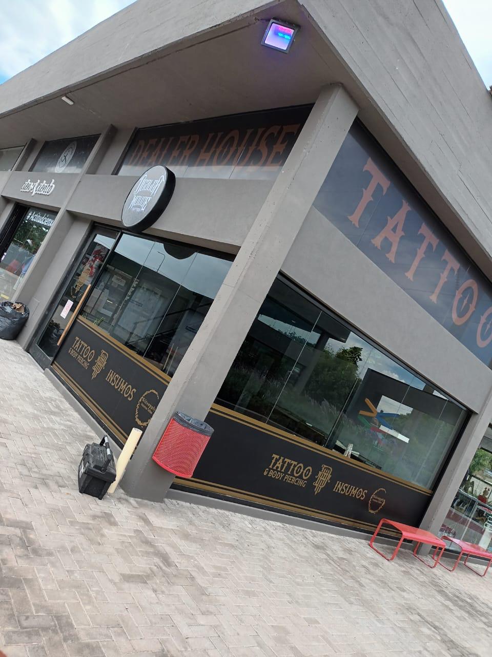 Proceso de ploteo vehicular profesional en taller