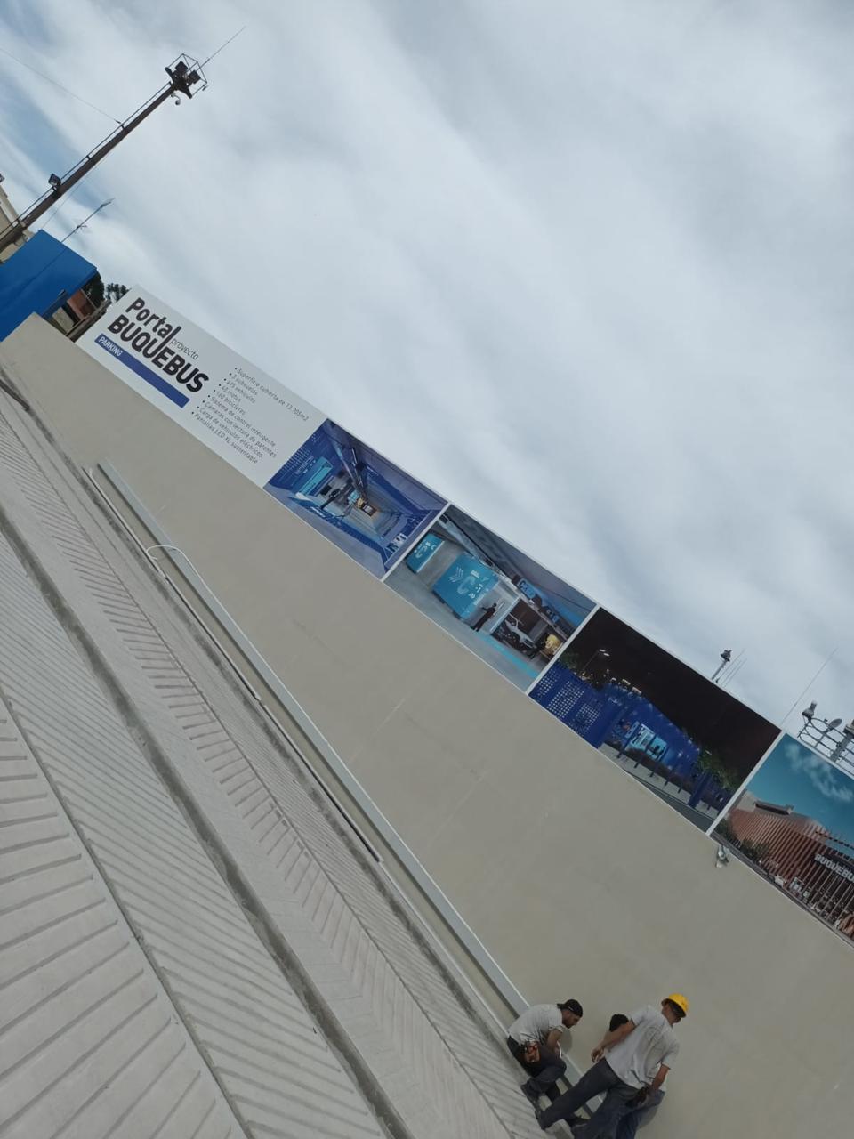 Instalación de marquesina en fachada comercial