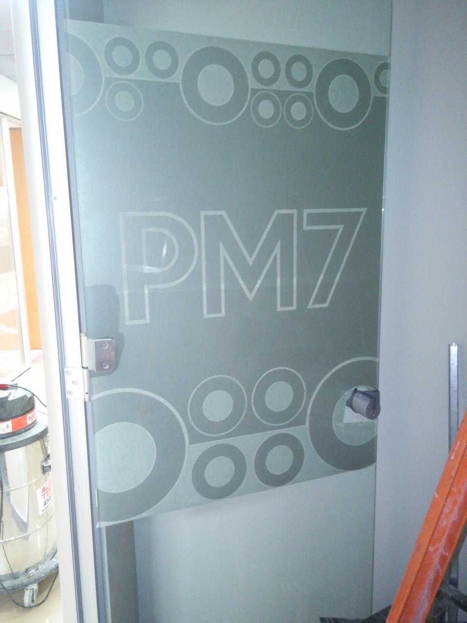 Vinilo esmerilado para vidrios de oficina