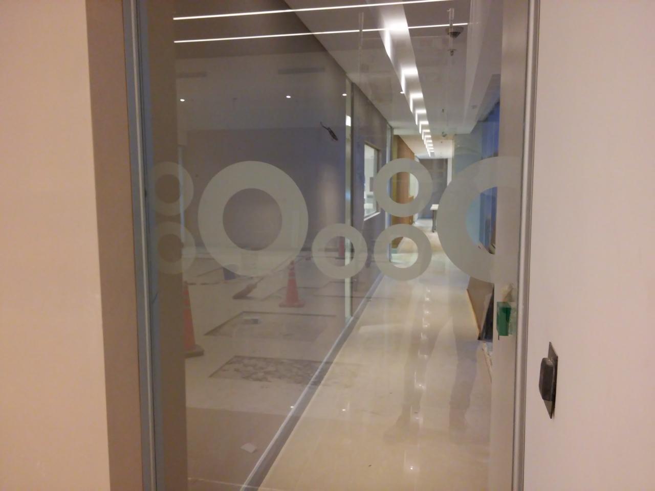 Ploteo de vidrios para privacidad en oficina