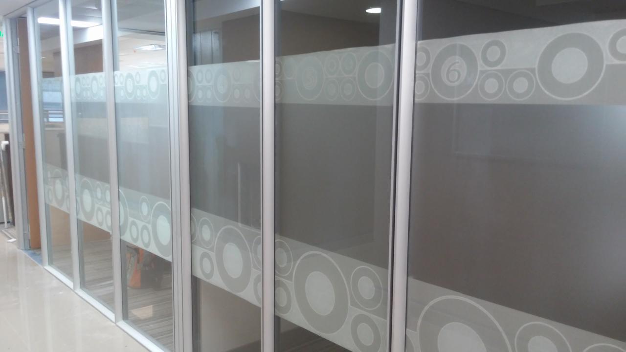 Gráfica corporativa aplicada en oficinas