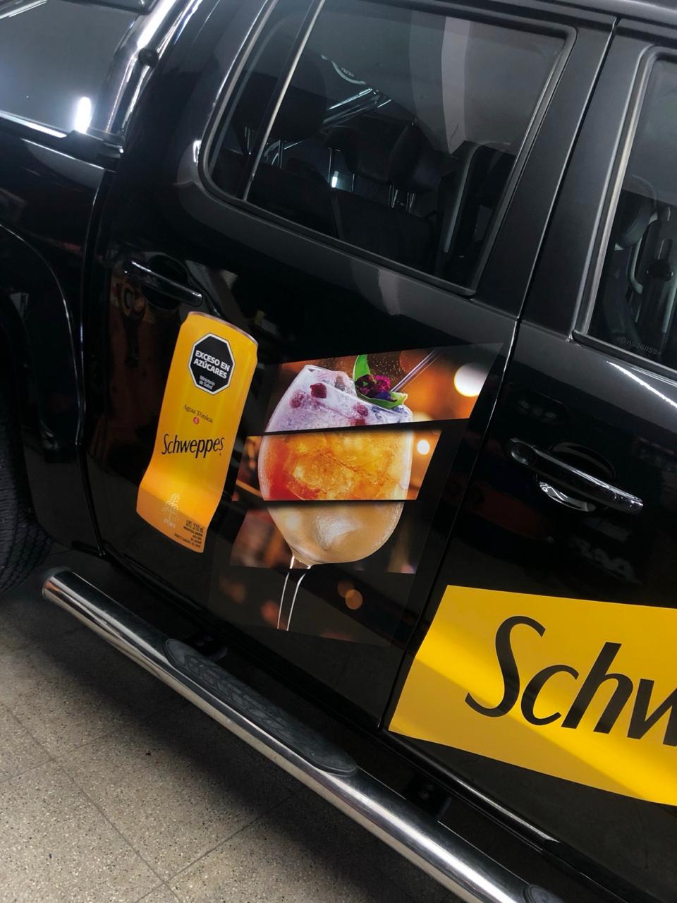 Detalle de ploteo en espejos retrovisores