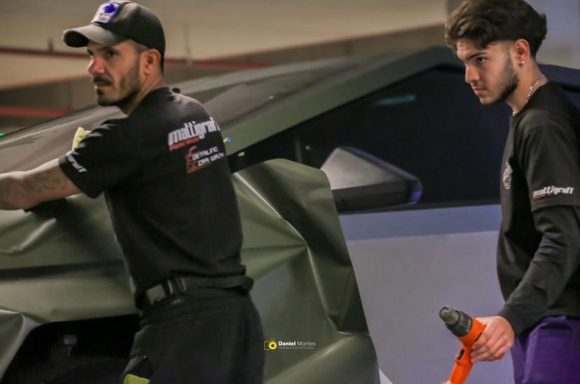 Diseño gráfico aplicado en lateral de vehículo