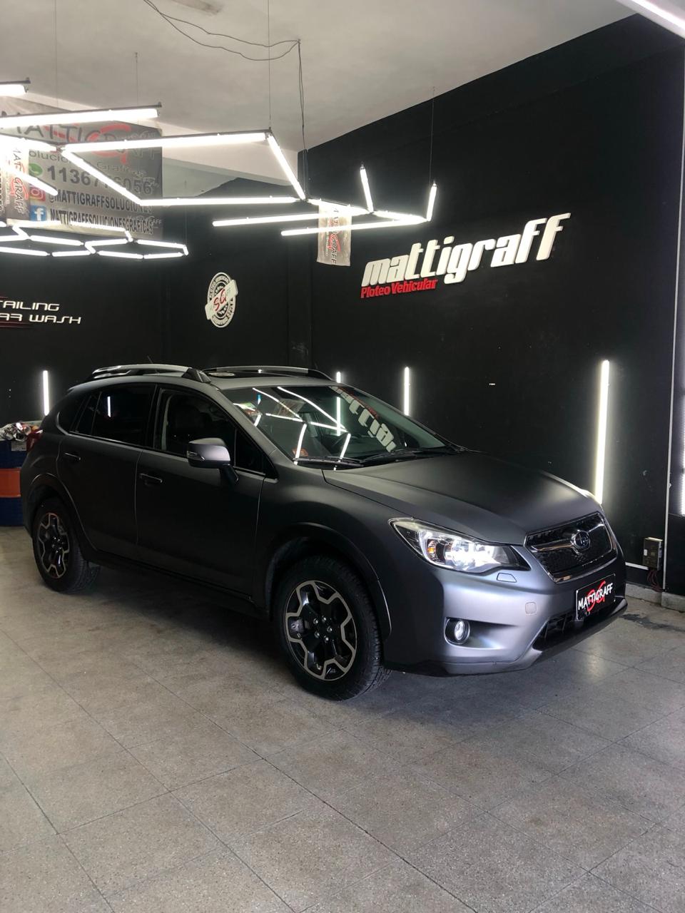 Terminación de ploteo en capó de auto